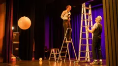 Dois atores improvisam no palco