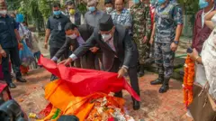 बर्मन बुढालाई पार्टीको झण्डा ओडाउँदै पुष्पकमल दाहाल