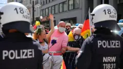 Berlin'de koronavirüs önlemlerine karşı düzenlenen protestoya binlerce kişi katıldı