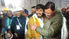 కార్మికులతో ఉత్తరాఖండ్ సీఎం
