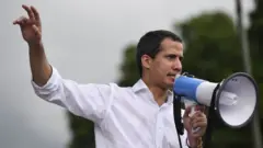 Juan Guaidó com um viva-voz