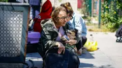 zena sa psom na ulici zbog zemljotresa u istanbulu