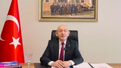 Kemal Kılıçdaroğlu'nun videolu mesajından bir kare. Önünde kitaplar, masa ve üzerinde beyaz kağıtlar var.