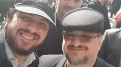 هادی رضوی (سمت چپ) در کنار پدرهمسرش، محمد شریعتمداری که وزیر دولت های خاتمی و روحانی مدتی از مدیران اقتصادی دفتر رهبری بود