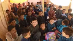 د افغانستان په سوېل ختيځ پکتیکا ولایت کې يوه ۲۴ کلن ځوان د خپل چم ګاونډ ماشومانو ته ښوونځی جوړ کړی دی او خپله پکې ښوونکی هم دی.