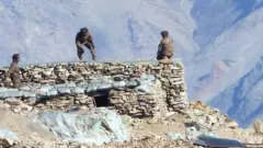 पैंगोंग झील के पूर्वी किनारे पर डिसएंगेजमेंट समझौते के तहत अपने बंकर हटाते चीनी जवान