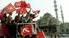1994 yerel seçim sürecindeki Refah Partisi destekçileri 