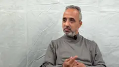 Mohammed Saeed Schheiber, con un jersey gris.
