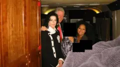 Ông Bill Clinton chụp cùng ca sĩ Michael Jackson (trái) 