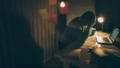 موظف منهك من العمل