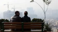 دو نفر بر روی نیکت به آسمان آلوده تهران می‌نگرند