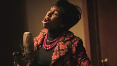 National Geographic dizisinde Aretha Franklin'i İngiliz oyuncu Cynthia Erivo canlandırıyor.