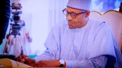 Aarẹ Buhari n ka iwe