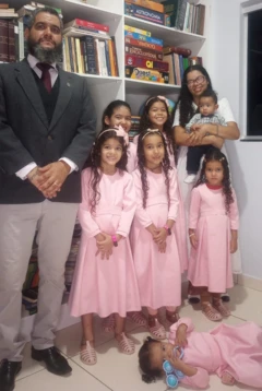 Lilian e Jean Lopes com os 7 filhos em casa