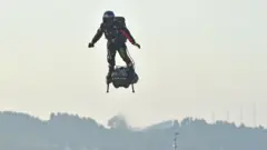 আকাশে উড়ে যাচ্ছেন ফ্র্যাঙ্কি জাপাটা।