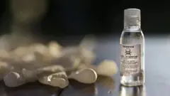 રશિયન લેબલવાળી ઝેરની બાટલી
