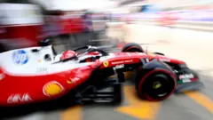 Ferrari de Fórmula 1 de Charles Leclerc saindo dos boxes