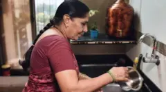 గిన్నెలు కడగడం
