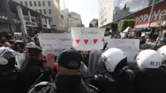 Ramallah şehir merkezindeki Filistinliler ziyareti protesto ederek Amerika ve Blinken aleyhinde sloganlar attı. 