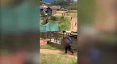 सेनाको हवाई हमलाबाट जोगिन भाग्दै मानिसहरू 