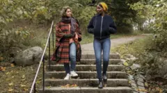 يقول المستشارون العلاجيون إنه من المهم البقاء نشيطاً والحصول على الكثير من الهواء النقي، حتى عندما يكون الجو بارداً في الخارج