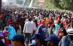 भ﻿रतपुरमा रवि लामिछानेको विजय जुलुसमा सहभागीहरू 