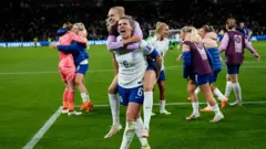 Sonucu kutlayan İngiltere takımı 