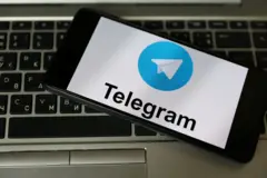 شعار تطبيق "تليغرام" يظهر على شاشة هاتف ذكي، بعد قرار الهند حظر المنصة مؤقتاً قبل إعادة امتحان طبي يخوضه ملايين الطلاب.