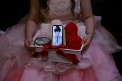 Mulher vestida de noiva segurando uma caixa com celular e a imagem de um personagem criado pelo ChatGPT
