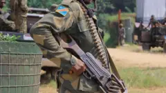 Umusirikare ufite imbunda