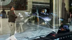 আয়কর হানা চলাকালীন দিল্লিতে বিবিসির দপ্তরের বাইরে এক পুলিশ কর্মকর্তা