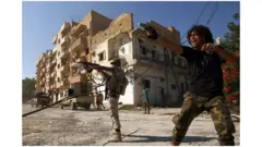 ኣብ ሊብያ ዝርከቡ ዕጡቃት ሓይልታት ስልጣኖም ኣረኪቦም