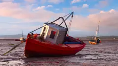 Катер в заливе Моркам-Бей во время отлива