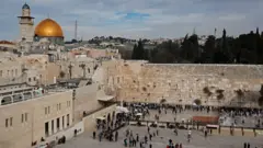 File photo showing the Western Wall and the al-Haram al-Sharif/Temple Mount compound in Jerusalem's Old City (5 December 2017)