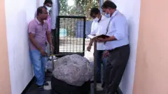 ఇంటి పెరట్లో దొరికిన అతి పెద్ద నీలపు రాళ్ల గుట్ట