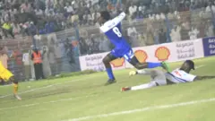 Hussein Habimana (uri hasi) wa Rayon abuza rutahizamu Walaa Eldin Musa gutsinda