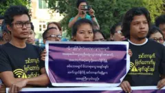 ရခိုင်ကမြို့နယ်တွေကို အင်တာနက်ဖြတ်တောက်မှုရပ်ဖို့ ရန်ကုန်မှာ ဆန္ဒထုတ်ဖော်ကြစဉ်