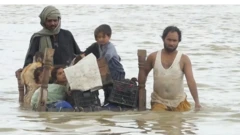 يبحث الباكستانيون عن أراض أكثر ارتفاعا وجفافا وسط استمرار الفيضانات. أغسطس/آب 2022