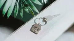 Chave acoplada em chaveiro com formato de casa