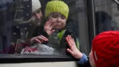 Odessa şehrinde bir grup Yahudi aile, otobüslere binerek şehri terk ederken