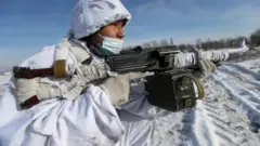 قازق فوجی الماتی کے علاقے میں تربیتی مشکوں کے دوران