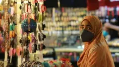 বাংলাদেশে দোকান-পাট খোলার অনুমতি দেয়া হয়েছে, ১১-০৫-২০২০।
