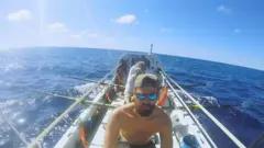 အတ္တလန်တိတ် သမုဒ္ဒရာကို လှေလှော်ပြီး ဖြတ်ကူးဖို့ ကြိုးစားနေကြသူများ