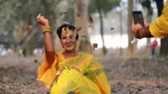 পয়লা ফাল্গুন উদযাপন করছেন এক তরুণী