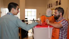 مواطن ليبي ينتخب