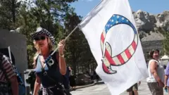 Seguidora con bandera
