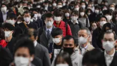 Tokyo'da maske takanlar