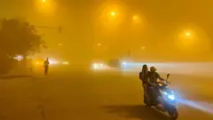 شخصان على دراجة نارية