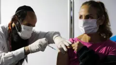 إسرائيلية تتلقى اللقاح