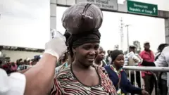 Ingamba zo kugerageza guhagarika iyi ndwara ya Ebola zirimo no gupima abantu binjira mu bihugu byo mu karere bavuye muri Kongo